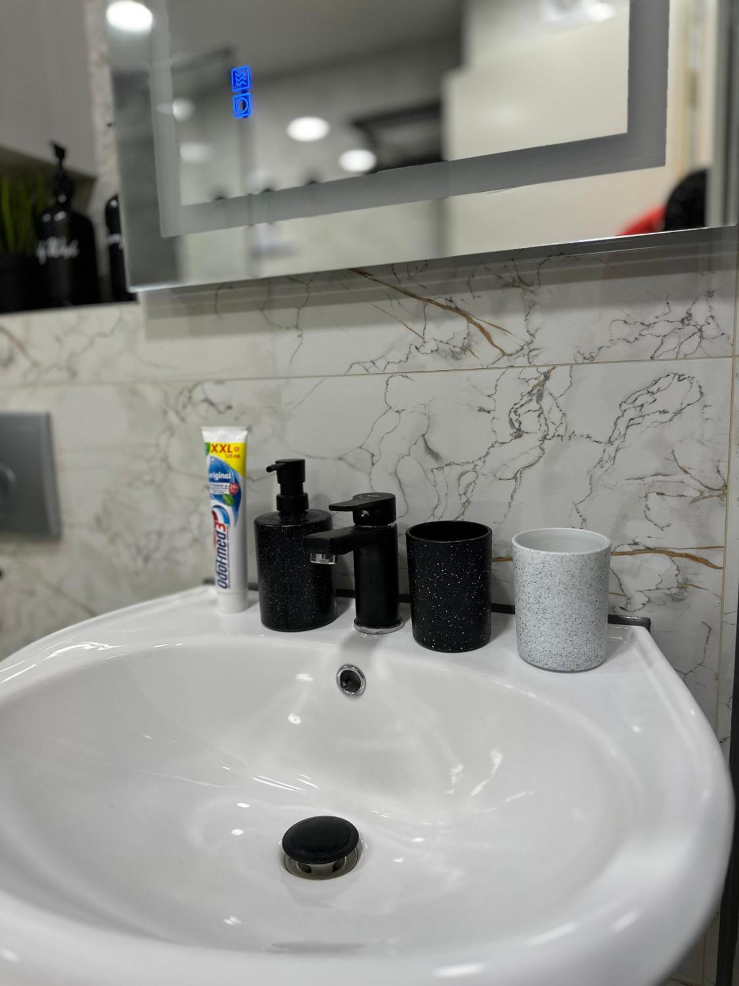 Modern Neuburg P - - 2 Zimmer, Komfort, Balkon, Wi-fi, Smart Tv, Grosse Dusche, Kueche *
