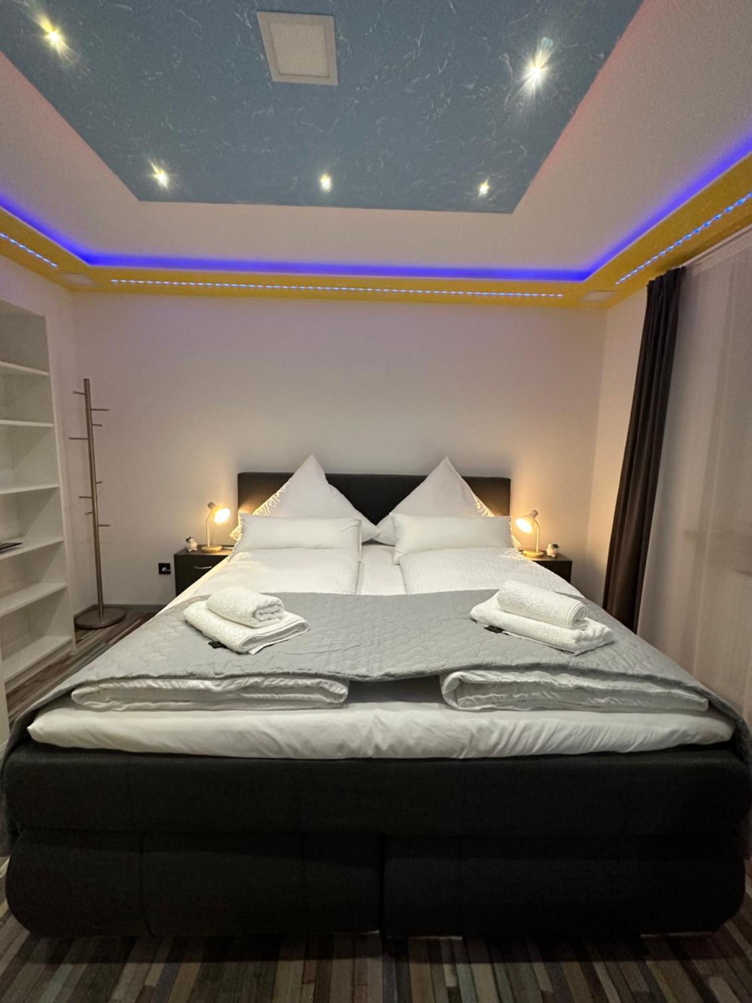 Modern Neuburg P - - 2 Zimmer, Komfort, Balkon, Wi-fi, Smart Tv, Grosse Dusche, Kueche Apartment
