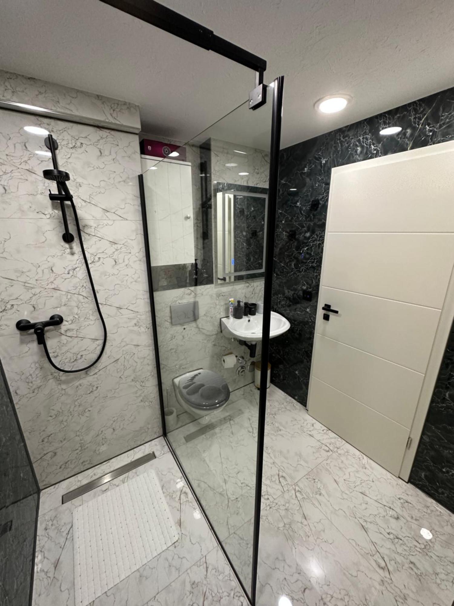 Modern Neuburg P - - 2 Zimmer, Komfort, Balkon, Wi-fi, Smart Tv, Grosse Dusche, Kueche Apartment *