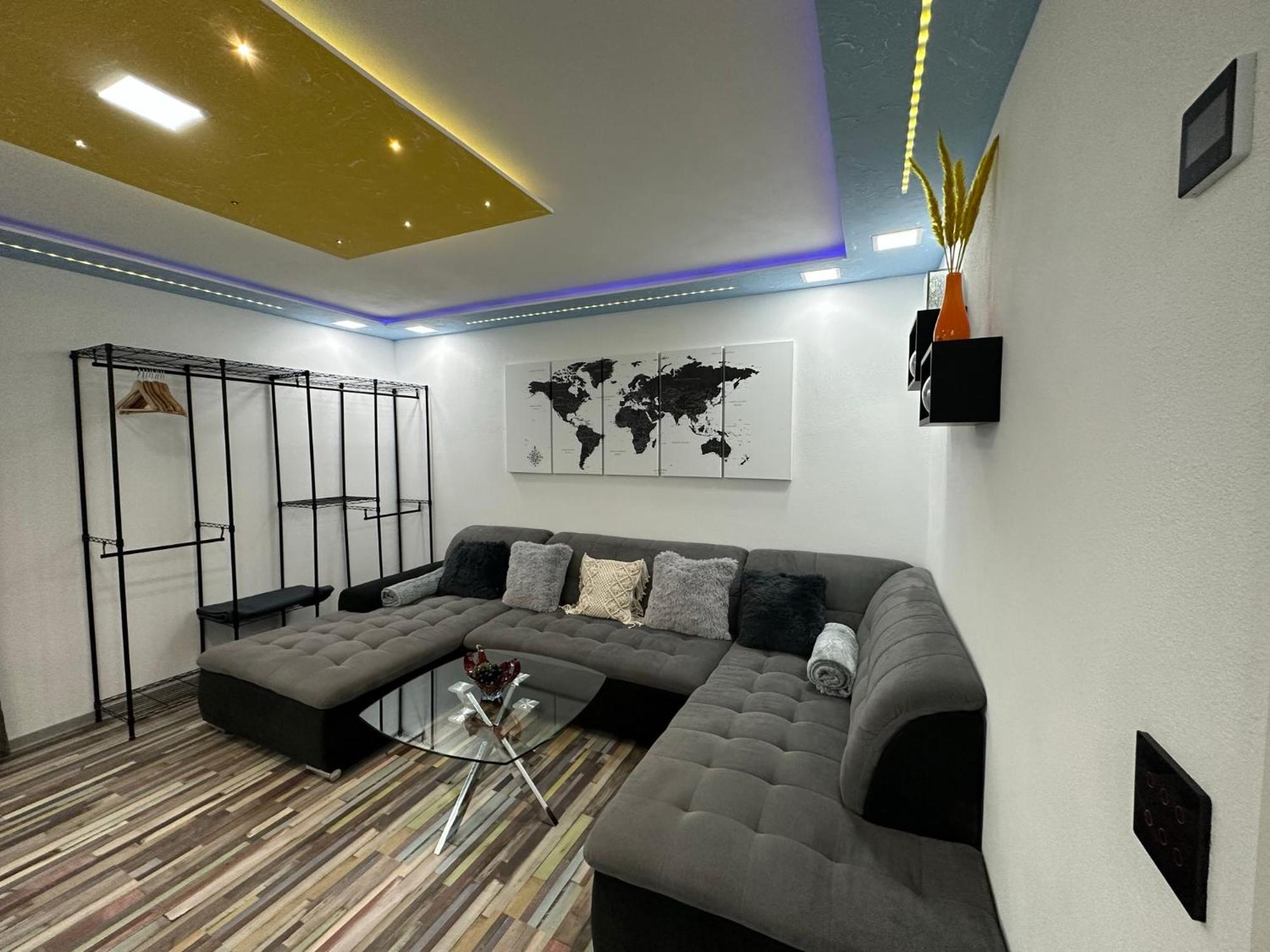 Modern Neuburg P - - 2 Zimmer, Komfort, Balkon, Wi-fi, Smart Tv, Grosse Dusche, Kueche Apartment