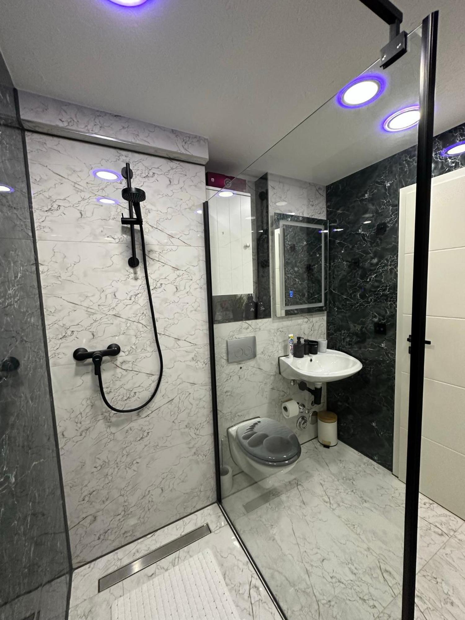 Modern Neuburg P - - 2 Zimmer, Komfort, Balkon, Wi-fi, Smart Tv, Grosse Dusche, Kueche Apartment Neuburg an Der Donau