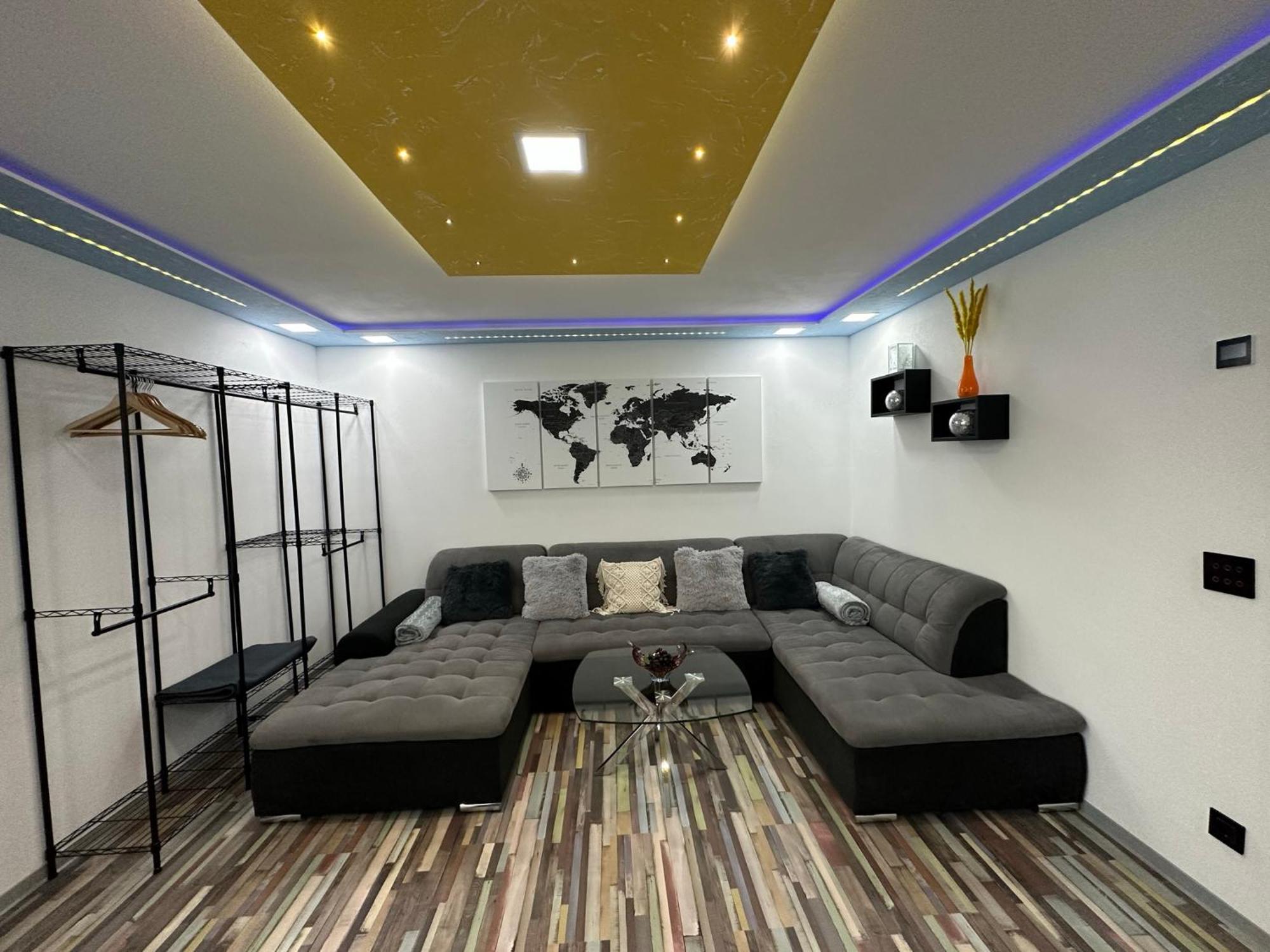 Modern Neuburg P - - 2 Zimmer, Komfort, Balkon, Wi-fi, Smart Tv, Grosse Dusche, Kueche *